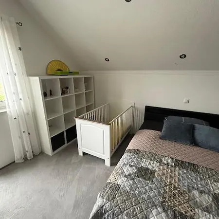 Ruhige Doppelhaushaelfte Apartment